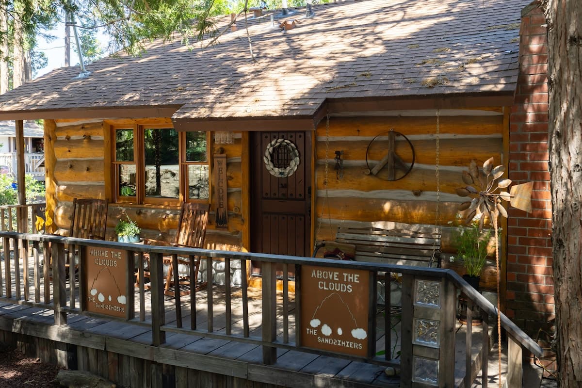Rustic mountain cabin with outdoor hot tub near Pine Rose Cabins