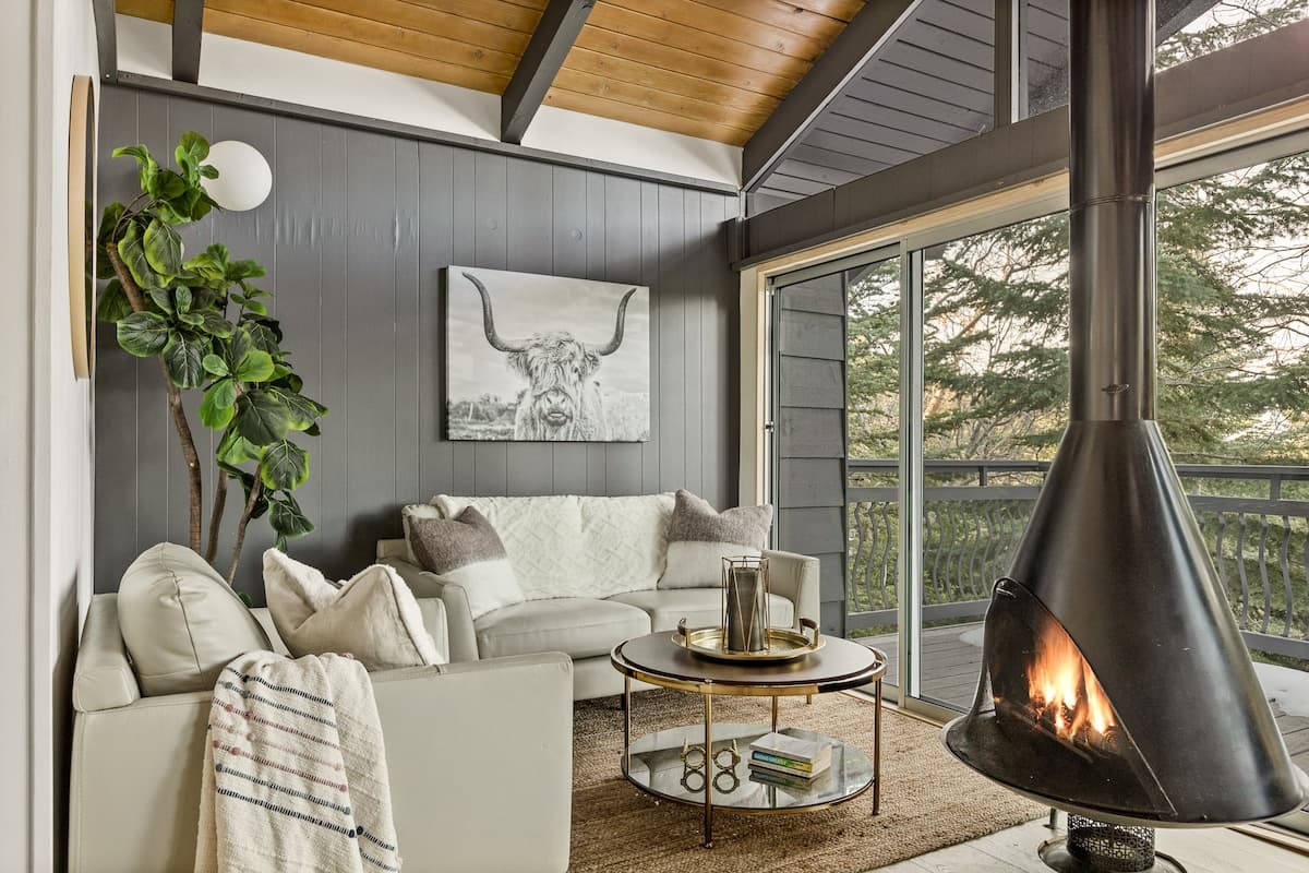 Treetop modern cabin near Lake Arrowhead Village and Sky Park